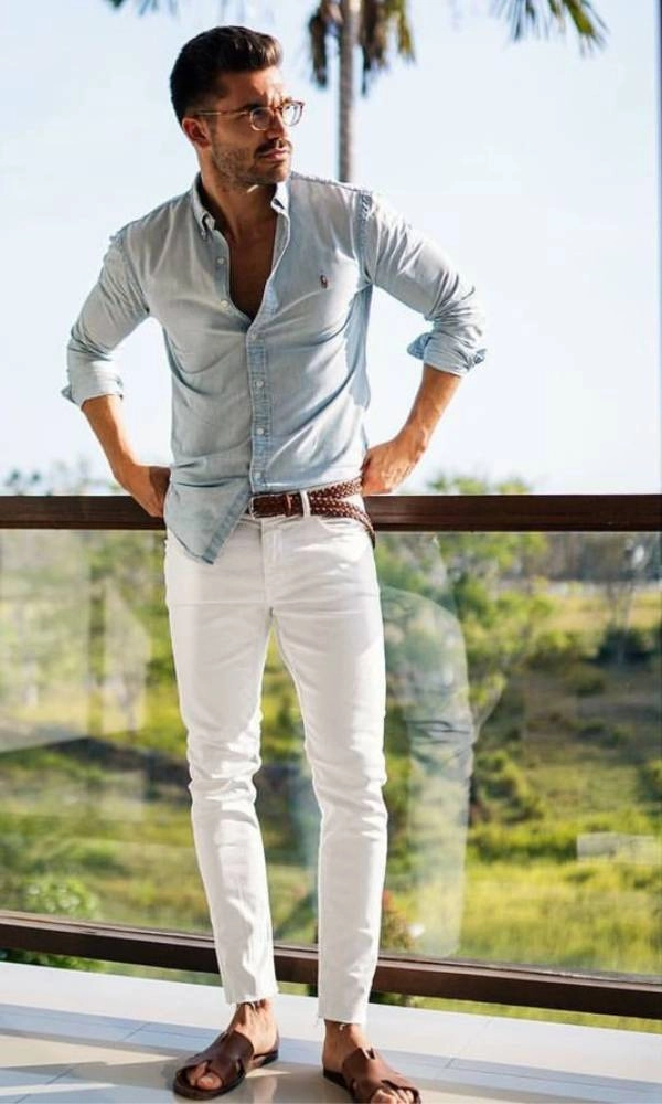 Ανδρικό στυλ με λευκό παντελόνι και σιέλ πουκάμισο