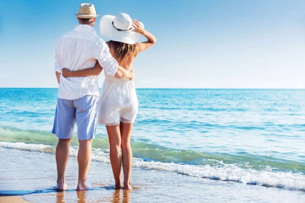 Ζευγάρι αγκαλιασμένο βλέπει την θάλασσα σε ταξίδι του μέλιτος