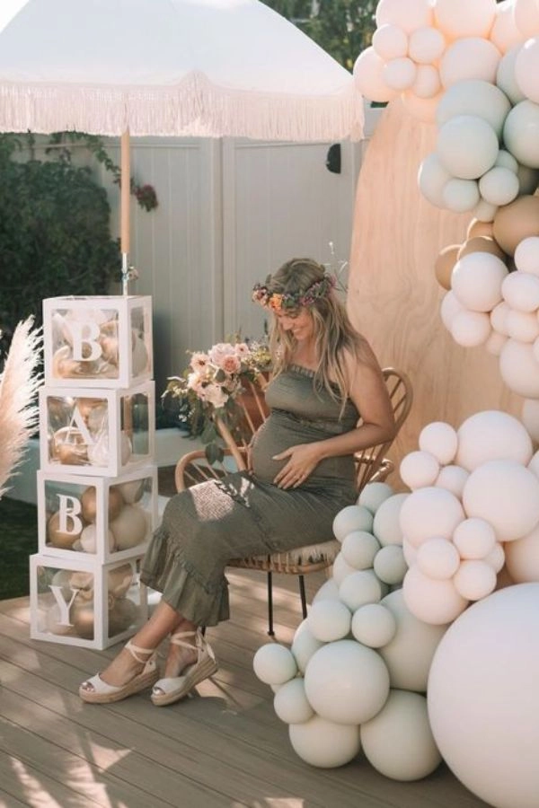 Baby Shower: Πώς να οργανώσεις το πιο παιχνιδιάρικο party 5 Μέλλουσα μαμά κάθεται σε καρέκλα baby shower