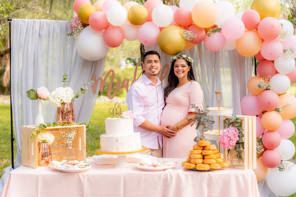 Baby Shower: Πώς να οργανώσεις το πιο παιχνιδιάρικο party 4 Ζευγάρι οργανώνει baby shower party με τούρτα και μπαλόνια
