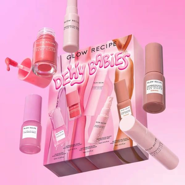 Ροζ σετ Glow Recipe Dewy Babies με mini προϊόντα Watermelon γύρω από το κουτί σε ροζ φόντο.
        loading=