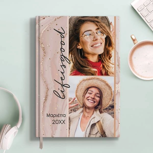 Εβδομαδιαία ατζέντα με μαρμαριζέ εξώφυλλο Life is good, δύο φωτογραφίες και όνομα Μαριέττα 20XX πάνω σε γραφείο με καφέ, ακουστικά και πληκτρολόγιο.
        loading=