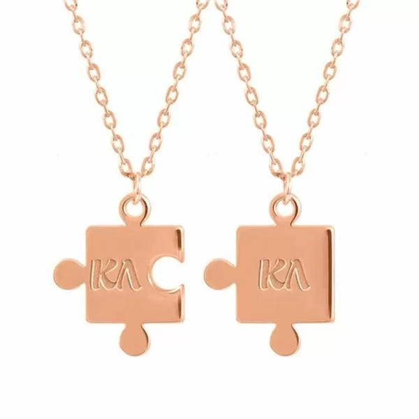 Διπλό ροζ επιχρυσωμένο κολιέ παζλ από ασήμι 925 με χαραγμένα μονογράμματα σε λευκό φόντο.
        loading=