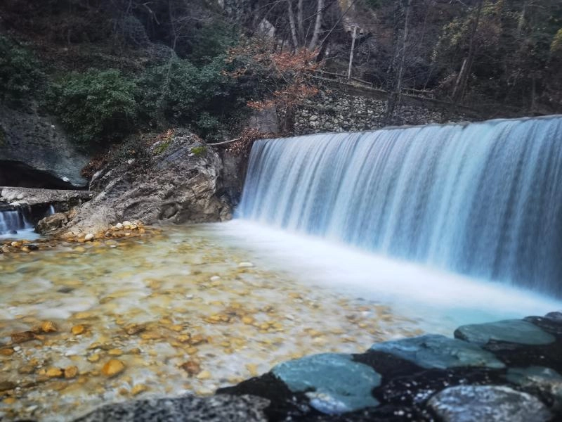 12 Ρομαντικοί χειμερινοί προορισμοί στην Ελλάδα για ζευγάρια 2 Καταρράκτες στα Λουτρά Πόζαρ
