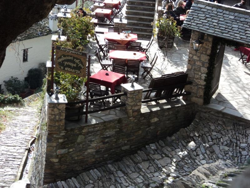 12 Ρομαντικοί χειμερινοί προορισμοί στην Ελλάδα για ζευγάρια 3 πλακόστρωτο σοκάκι με σκαλιά