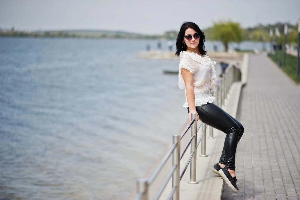 Sneakers την ημέρα, τακούνια τη νύχτα: τα γυναικεία κολάν συνδυάζονται όπως εσύ θέλεις! 1 Γυναίκα με sneakers και κολάν στην θάλασσα