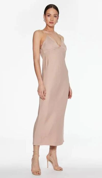 Πώς να επιλέξεις Calvin Klein φόρεμα για έναν καλοκαιρινό γάμο; 3 Φόρεμα Calvin Klein σε γήινα χρώματα