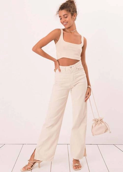 Γυναικείο τζιν με φαρδιά μπατζάκια και σκίσιμο στο πλάι εκρού