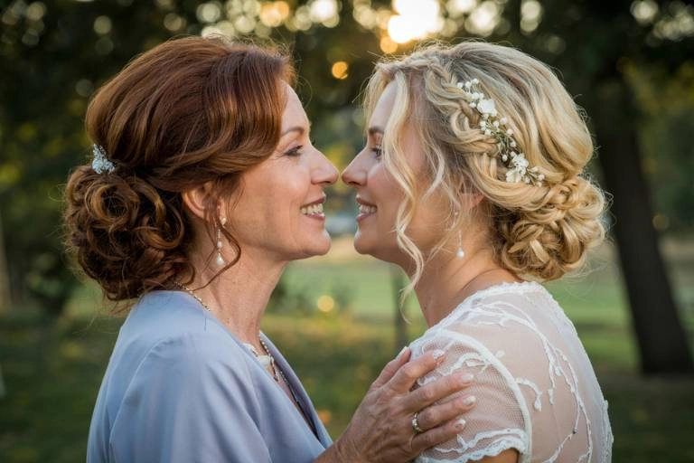 10+1 κομψά χτενίσματα γάμου για τη μητέρα της νύφης! 14 Η μαμά και η νύφη σε μια συγκινητική στιγμή