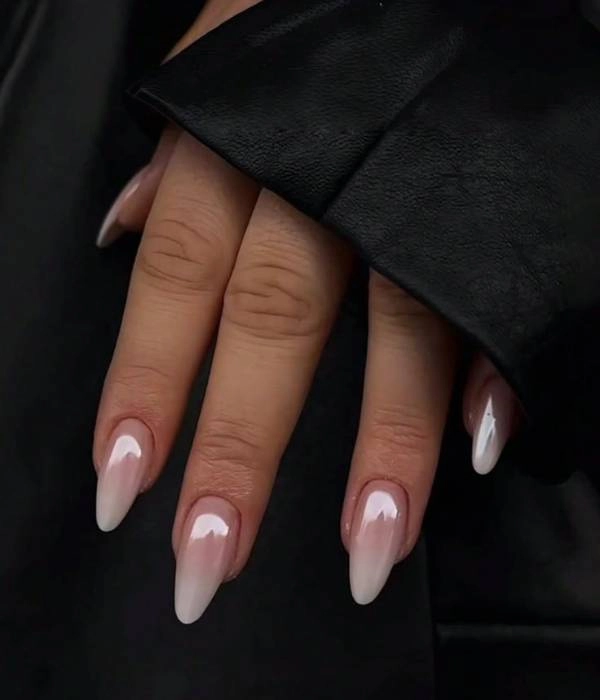 Νυφικά νύχια με εφέ ομπρέ σε λευκό και nude, σε αμυγδαλωτό σχήμα