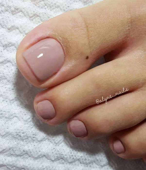 Νυφικά νύχια ποδιών σε nude χρώμα, σε τετράγωνο σχήμα