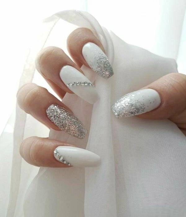 Λευκά νυφικά νύχια με γκλίτερ και στρας, σε μακρύ σχήμα, με ασημένια λάμψη.