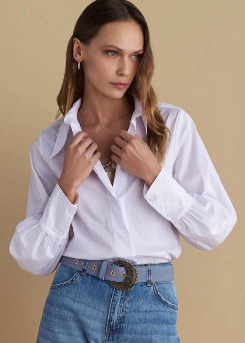 Πουκάμισο με μυτερό γιακά σε λευκό χρώμα