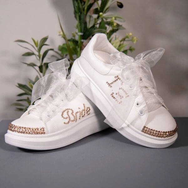 Τα πιο άνετα νυφικά παπούτσια για χορό μέχρι το πρωί! 25 Bridal sneakers λευκά διακοσμημένα με χρυσά strass στο μπροστά μέρος