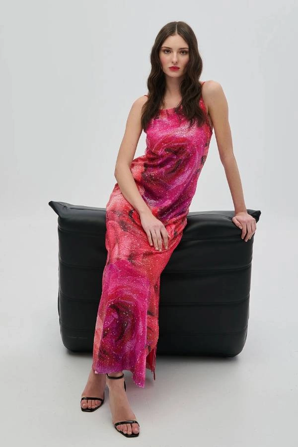 
Μακρύ φόρεμα φλοράλ με ρυθμιζόμενες τιράντες και τετραγωνισμένο μπούστο