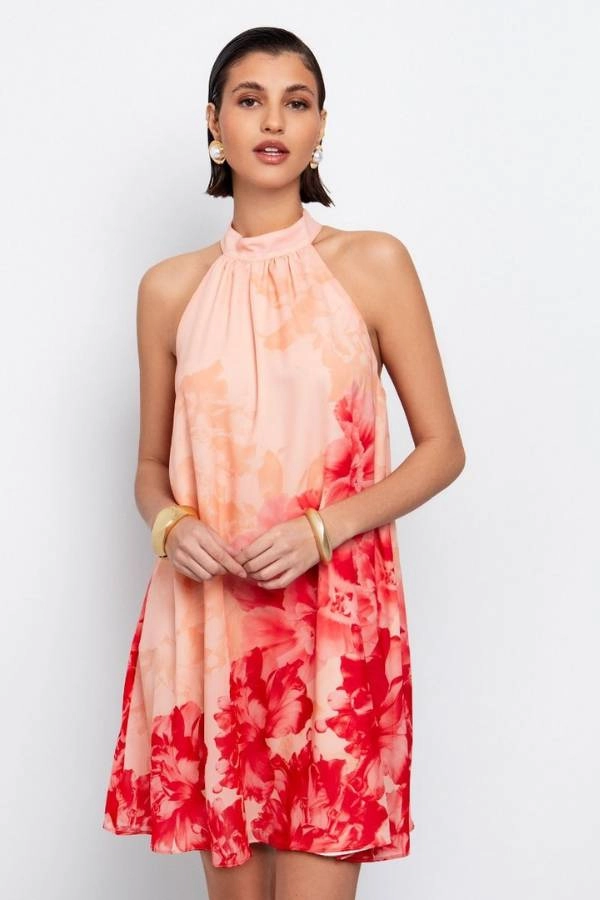 Καλεσμένη σε βάπτιση: Τι να φορέσω ανάλογα την εποχή! 11 Κοντό φόρεμα σε ριχτή γραμμή με λουλουδάτο τύπωμα σε χρωματική αντίθεση