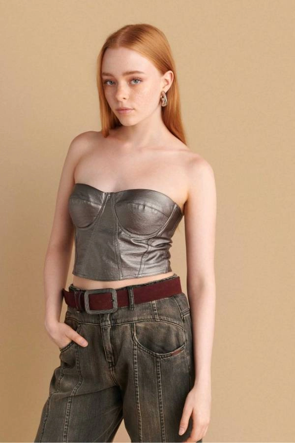 Βραδινό νεανικό ντύσιμο με μπούστο δερματίνη σε ασημί χρώμα