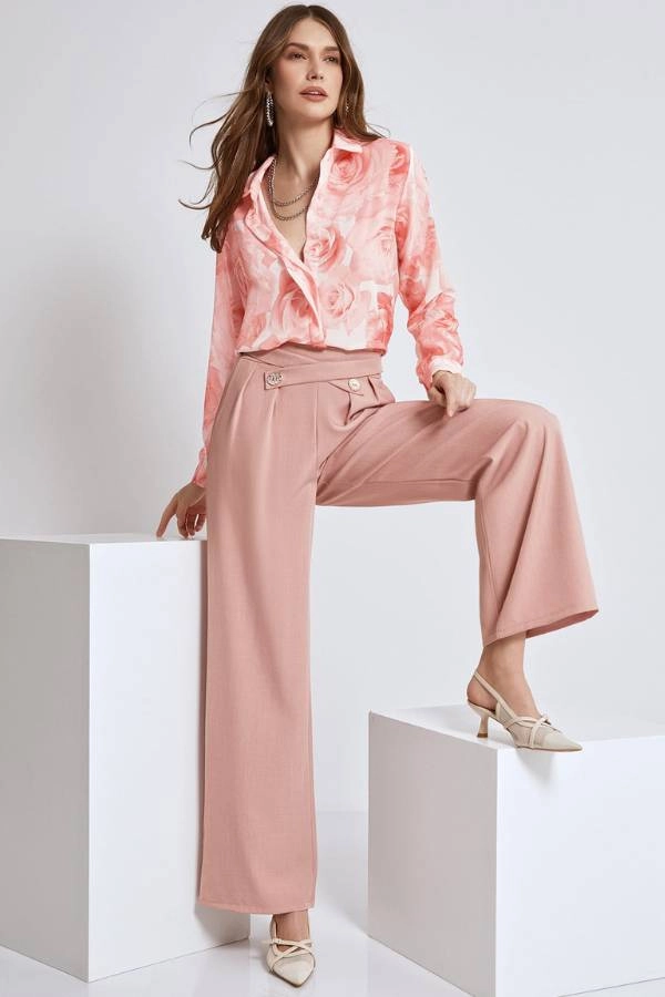 Παντελόνα με διακοσμητικά κουμπιά σε σάπιο μήλο