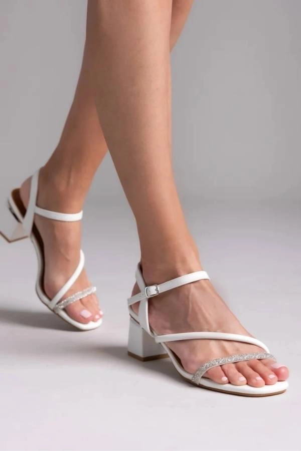 Τα πιο άνετα νυφικά παπούτσια για χορό μέχρι το πρωί! 3 Άνετα Νυφικά Πέδιλα με στρας λουράκι σε λευκό χρώμα