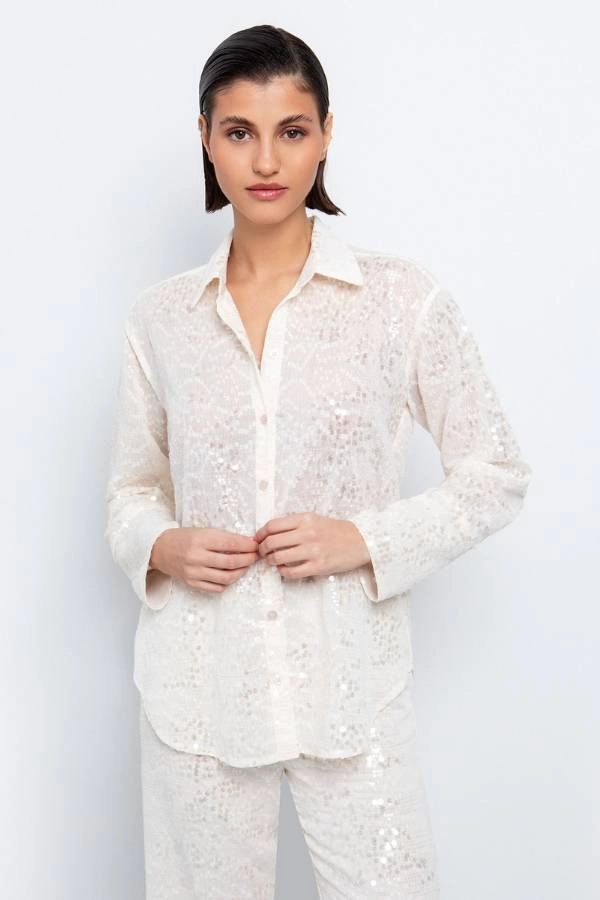 Μακρύ πουκάμισο με φαρδύ γιακά και παγιέτες για καλεσμενη σε γάμο