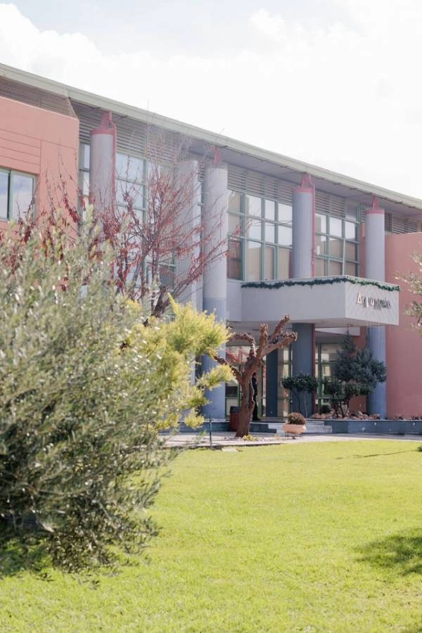 Το Δημαρχείο Σαρωνικού στα Καλύβια Θορικού, ένα χαρακτηριστικό κτίριο για την τέλεση πολιτικών γάμων.