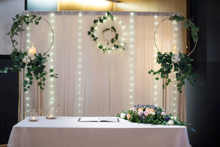 Ρομαντικός στολισμός για πολιτικό γάμο με λουλούδια, κεριά και φωτάκια, στο Porto Palace.