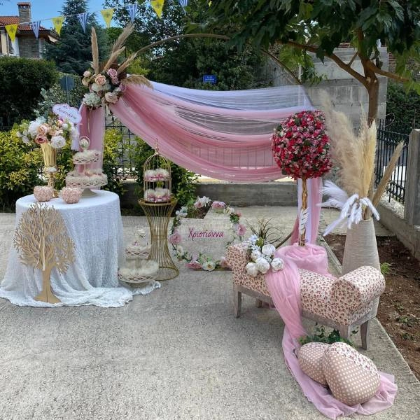 Ρομαντική βάπτιση με floral στολισμό, pampas grass, χρυσές λεπτομέρειες και Δέντρο της Ζωής σε παστέλ αποχρώσεις.