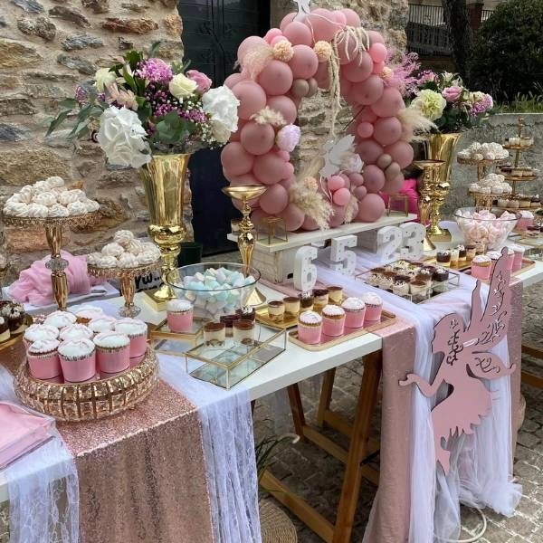 Παραμυθένια διακόσμηση βάπτισης με θέμα νεράιδες, ροζ και παστέλ αποχρώσεις, με νεραϊδόσκονη και ρομαντικές λεπτομέρειες.