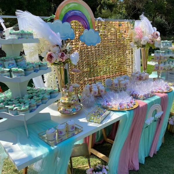 Πολύχρωμη διακόσμηση βάπτισης με θέμα ουράνιο τόξο, balloons, σημαιάκια και έντονες παστέλ αποχρώσεις.