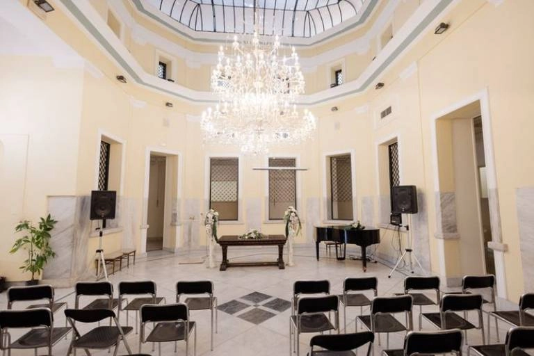 Ο χώρος της τελετής στη Δημοτική Πινακοθήκη Πειραιά, διακοσμημένος για πολιτικό γάμο.