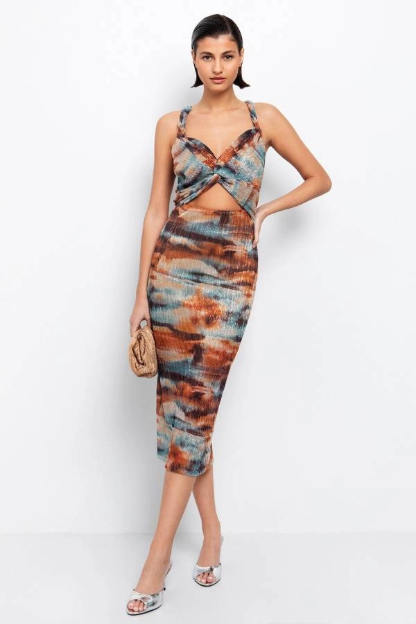 Καλεσμένη σε βάπτιση: Τι να φορέσω ανάλογα την εποχή! 27 Eφαρμοστό midi φόρεμα σε ελαστική ύφανση, και τύπωμα tie dye με μεταλλιζέ όψη