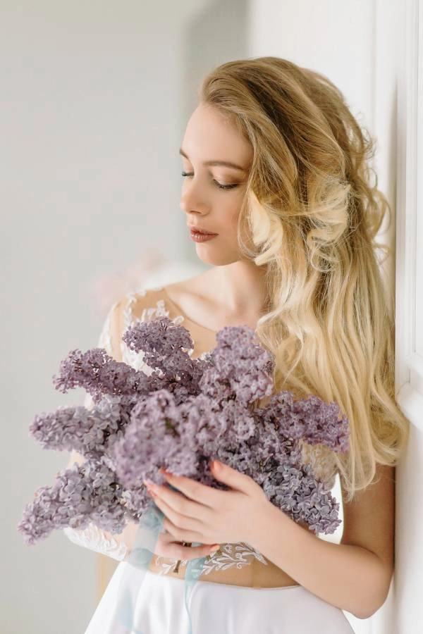 Μπούκλες με ανάλαφρη πλαϊνή χωρίστρα σε long hairstyle