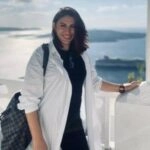 Christina Matosi – Makeup Artist και Hairstylist για νύφες, φωτογραφημένη σε νησιώτικο σκηνικό, εκπροσωπώντας το brand Beauty’s by Christina Matosi