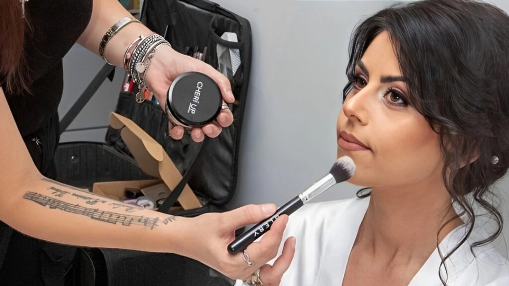 Christina Matosi: Το bridal look ξεκινά από μια κουβέντα! 1 Η makeup artist Christina Matosi εφαρμόζει πούδρα σε νύφη πριν τον γάμο της, με ήρεμη και συγκεντρωμένη έκφραση