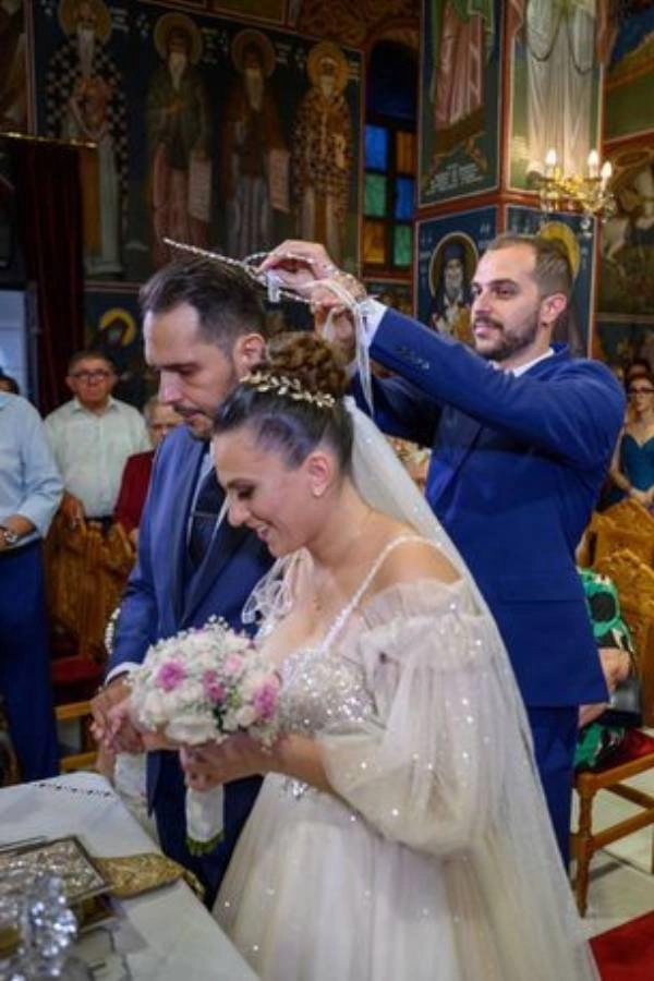 Έξοδα κουμπάρου και υποχρεώσεις | Τι πληρώνει στο γάμο; 10 Ο κουμπάρος φοράει τα στέφανα στο ζευγάρι την ώρα του μυστηρίου μέσα σε εκκλησία