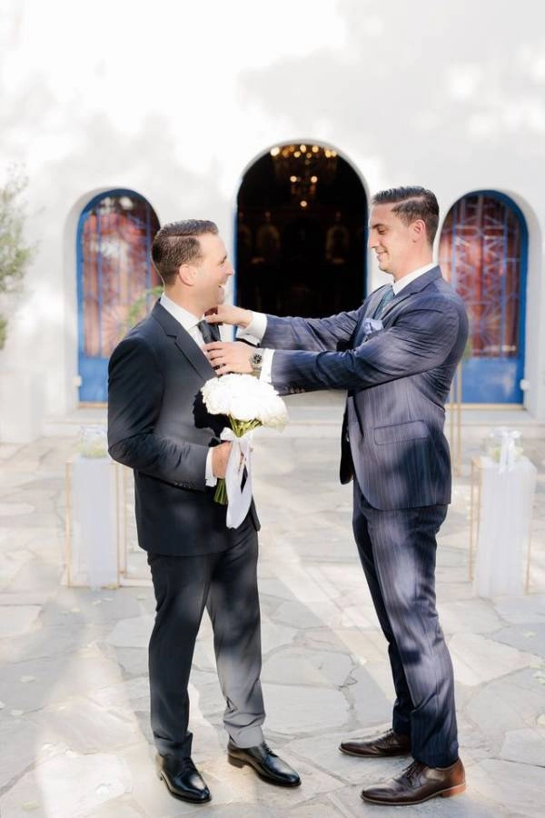 Έξοδα κουμπάρου και υποχρεώσεις | Τι πληρώνει στο γάμο; 3 Ο κουμπάρος δίνει τις τελευταίες πινελιές στον γαμπρό έξω από την εκκλησία – προετοιμασία πριν τον γάμο