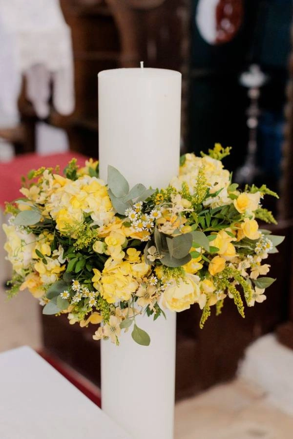 Έξοδα κουμπάρου και υποχρεώσεις | Τι πληρώνει στο γάμο; 5 Λαμπάδα γάμου με εντυπωσιακή ανθοσύνθεση σε αποχρώσεις του κίτρινου και λευκού