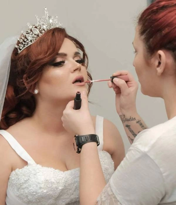 Christina Matosi: Το bridal look ξεκινά από μια κουβέντα! 3 Νύφη με κόκκινα μαλλιά και τιάρα τη στιγμή που της εφαρμόζεται lip gloss - Christina Matosi