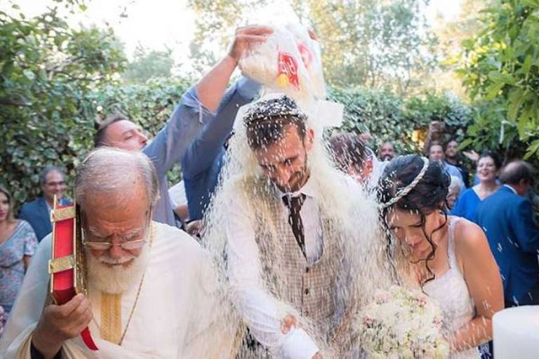 Έξοδα κουμπάρου και υποχρεώσεις | Τι πληρώνει στο γάμο; 6 Καλεσμένοι ρίχνουν ρύζι στο ζευγάρι αμέσως μετά την τελετή του γάμου – παραδοσιακό ελληνικό έθιμο
