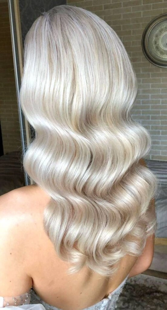 Νυφικό χτένισμα τύπου Retro Hollywood Waves – κυματιστά ξανθά μαλλιά με γυαλάδα και old-Hollywood αισθητική, από την Κατερίνα Γιαννουζάκου