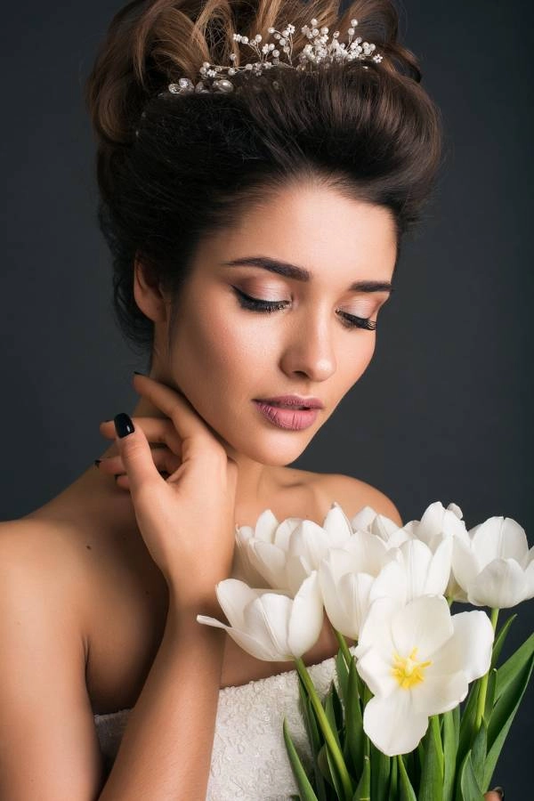 Vintage updos με ένταση στο πάνω μέρος και στολισμένο με λευκό στεφανάκι