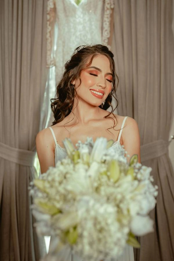 Ρομαντικό bridal look με ανάλαφρες μπούκλες και φυσικό makeup