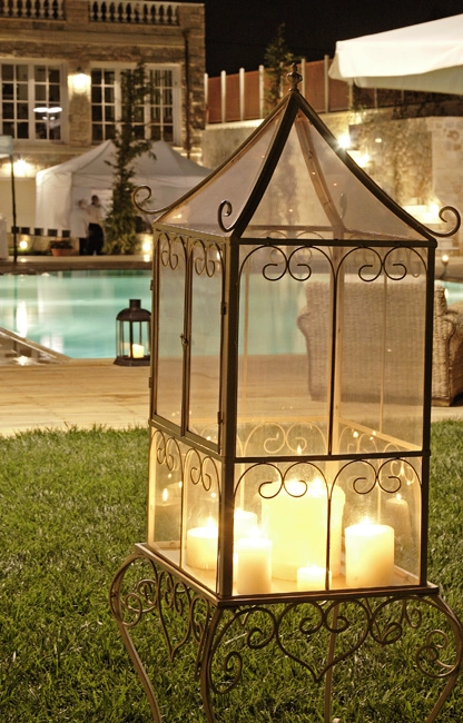 Ρομαντικός βραδινός στολισμός γάμου με φαναράκι και κεριά δίπλα σε πισίνα, σε εξωτερικό χώρο δεξίωσης στο Κτήμα Γρέγου, από τη Vassiliki Creations