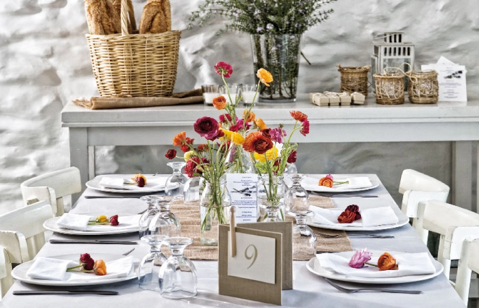 Boho rustic στολισμός γάμου σε Mamacas με λουλούδια σε έντονα χρώματα, craft στοιχεία και φυσικά υλικά από τη Vassiliki Creations