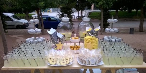 Θεματικό candy table βάπτισης με αστέρια και λεμονί λεπτομέρειες από τη Vassiliki Creations