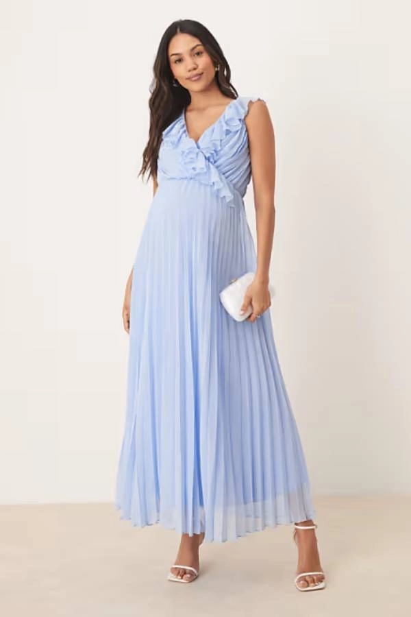 Αέρινο μάξι φόρεμα σε baby blue απόχρωση ιδανικό για συνοδό σε καλοκαιρινό γάμο σε νησί