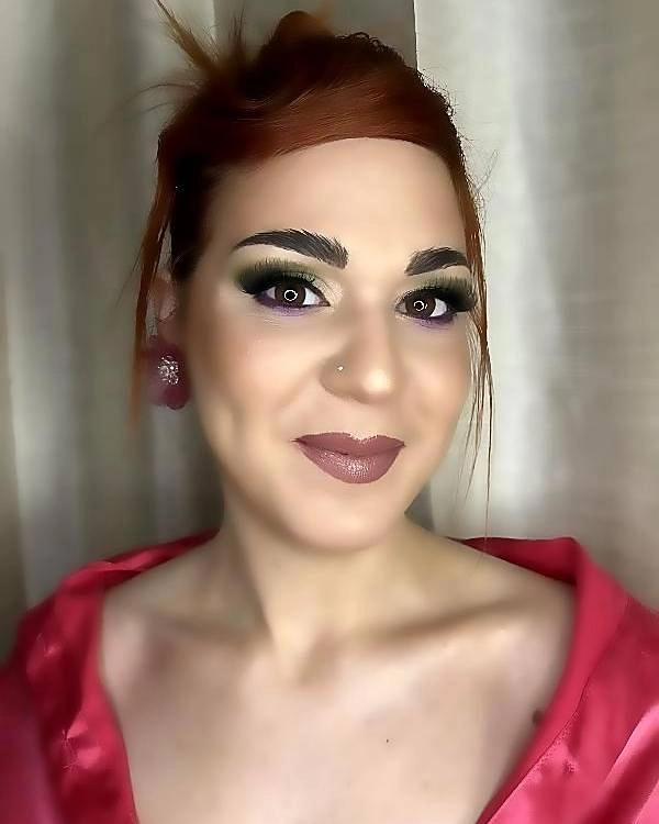 Καλεσμένη σε γάμο με έντονο μακιγιάζ και χρωματιστές σκιές σε πράσινο και μωβ