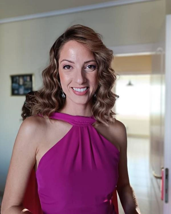 Καλεσμένη με φυσικό και κομψό μακιγιάζ σε γάμο, με ροζ φόρεμα και ελαφρύ ρουζ