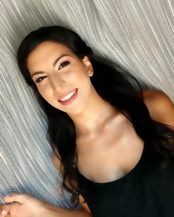 Καλεσμένη με φυσικό μακιγιάζ, απαλά χείλη και ροζ τόνους στο πρόσωπο