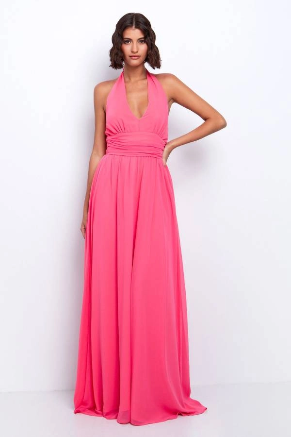 Φούξια μάξι φόρεμα με λαιμόκοψη halter, ιδανικό για καλοκαιρινό γάμο κουμπάρας